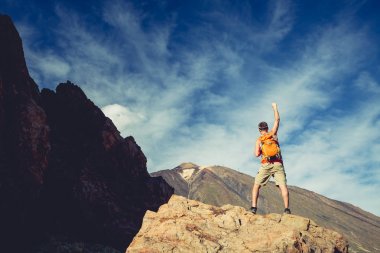 Adam başarı dağlar, uzanmış silah kutluyor