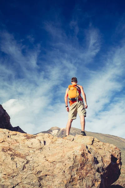 Muž slaví inspirujícím výhledem na hory — Stock fotografie