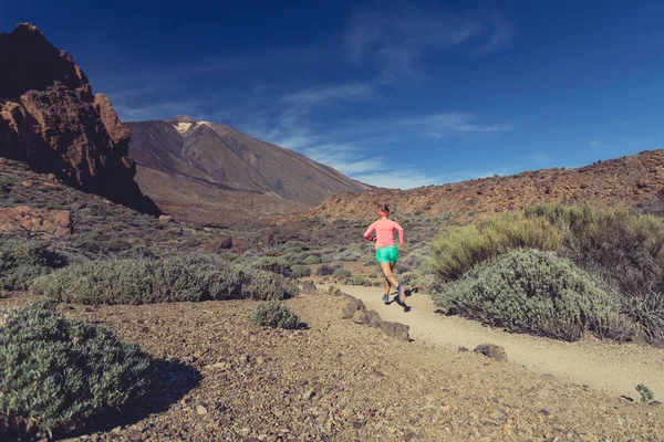 Dağlarda güneşli günde çalışan kadın iz