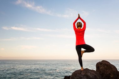Kadın meditasyon Yoga vrksasana ağaç poz