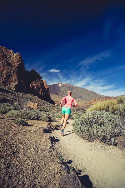 Trilha running girl em montanhas, inspiração e motivação — Fotografia de Stock