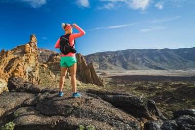Dağın tepesinde, backpacker macera ulaştı kadın uzun yürüyüşe çıkan kimse