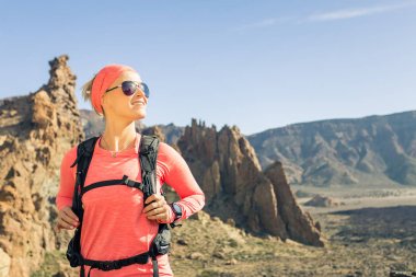Manzaraya, backpacker macera arayan kadın uzun yürüyüşe çıkan kimse