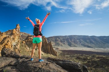 Yürüyüş veya dağlarda büyüdü silah ile başarı tırmanma