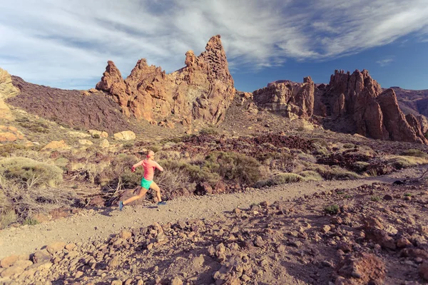 Dağda kayalık yolda çalışan kadın