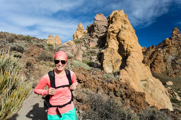 Szczęśliwa dziewczyna wycieczkowicz chodzenie na górskie ścieżki, backpacker przygoda — Zdjęcie stockowe