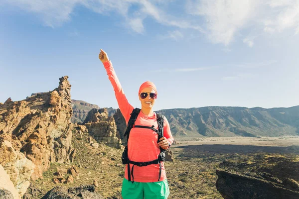 Mujer excursionista con los brazos extendidos disfrutar de las montañas —  Fotos de Stock