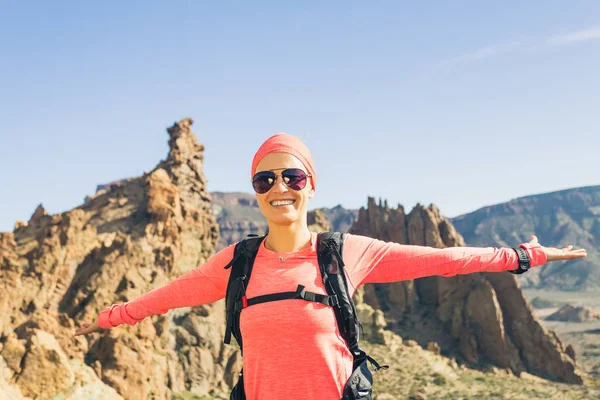 Tırmanma veya dağlarda uzanmış kollarıyla başarı yürüyüş