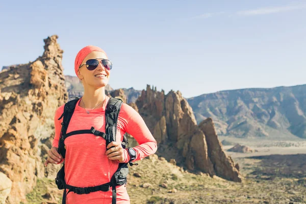 Chica feliz excursionista alcanzó la cima de la montaña, aventura mochilero —  Fotos de Stock