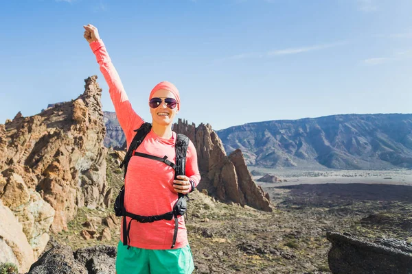 Arrampicata o trekking di successo con le braccia tese in montagna — Foto Stock