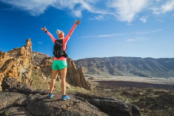 Yürüyüş veya dağlarda büyüdü silah ile başarı tırmanma