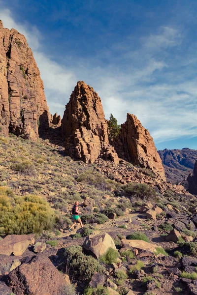 Trail running κορίτσι μέσα στα βουνά, σε βραχώδες μονοπάτι — Φωτογραφία Αρχείου