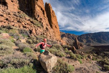 Kayalık yolda sırt çantasında Dağları ile kız çalıştıran iz