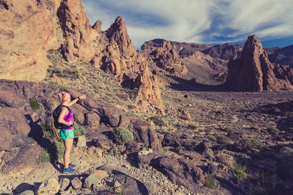 Mutlu kız dağ yolu üzerinde backpacker macera uzun yürüyüşe çıkan kimse