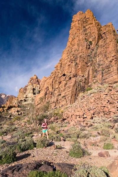 Dağda kayalık yolda çalışan kadın