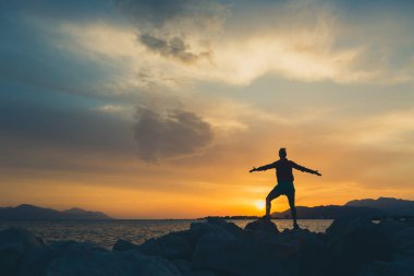 Kadın hiker uzanmış kollarıyla zevk plaj ve deniz