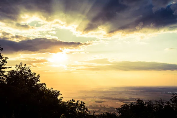 Paisagem inspiradora do pôr do sol, ponto de vista da montanha — Fotografia de Stock