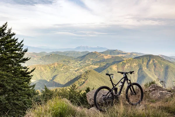 Mountain bike zonsondergang silhouet op bospad, inspirerende landt — Stockfoto