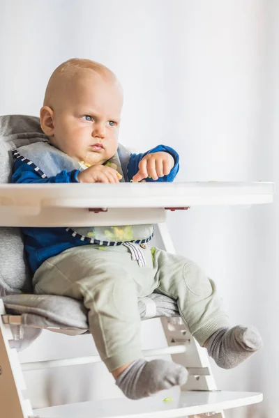 Baby pojke allvarligt äta med Blw metod, baby led avvänjning — Stockfoto