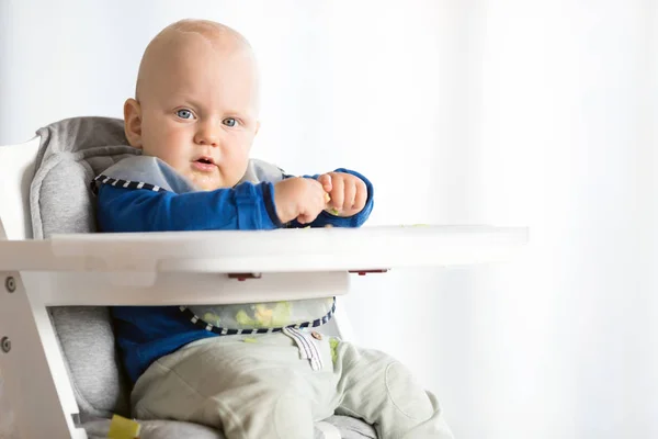 Baby pojke äter med Blw metod, baby led avvänjning — Stockfoto