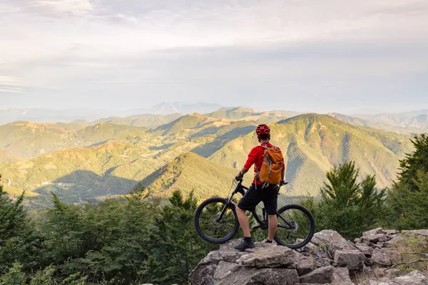 가 산에 자전거 가신에 보기 보고 하는 산악 자전거 — 스톡 사진