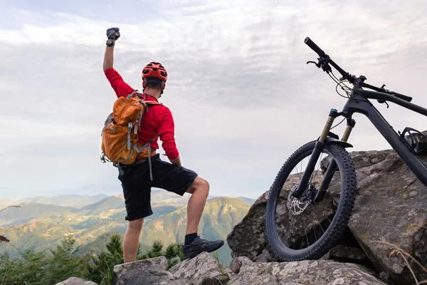 Éxito de ciclista de montaña, mirando montañas inspiradoras — Foto de Stock