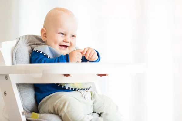 Baby pojke äter med Blw metod, baby led avvänjning — Stockfoto