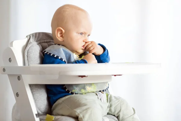 Menino comendo com método BLW, bebê levou o desmame — Fotografia de Stock