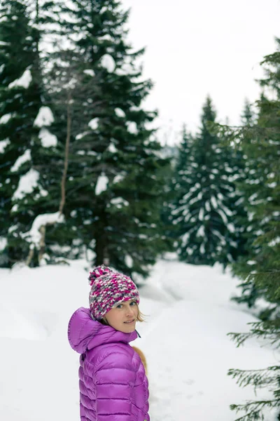 Vrouw wandelen in winter woud op besneeuwde trail — Stockfoto