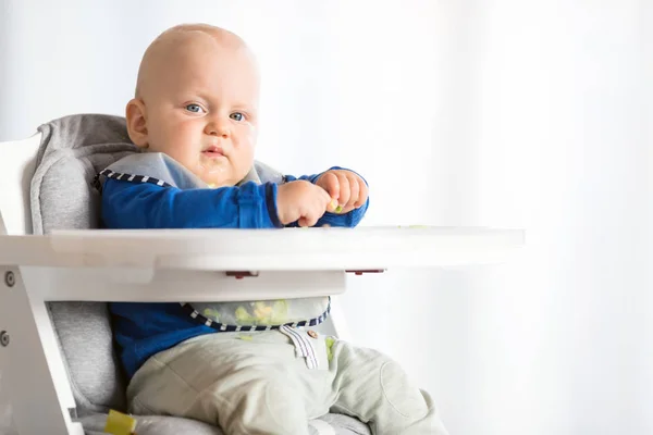 Menino comendo com método BLW, bebê levou o desmame — Fotografia de Stock