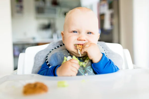 Bebé niño comiendo con método BLW, bebé llevado destete —  Fotos de Stock
