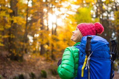 İlham verici sonbahar altın seyir sırt çantası ile kadın hiking