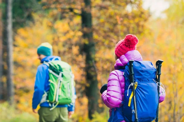 Man and woman happy couple hikers walking in autumn woods — Stock Photo, Image