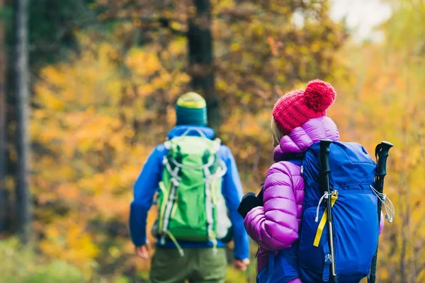 Man en vrouw gelukkige paar wandelaars lopen in herfst bos — Stockfoto