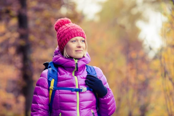 Caminhada mulher com mochila olhando para inspirador outono golde — Fotografia de Stock