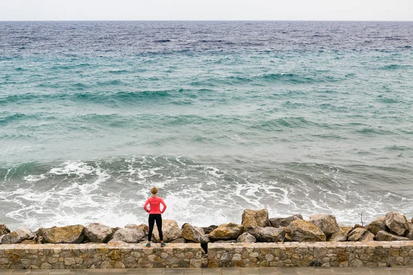 感動的な海の景色を見て街にランナー — ストック写真