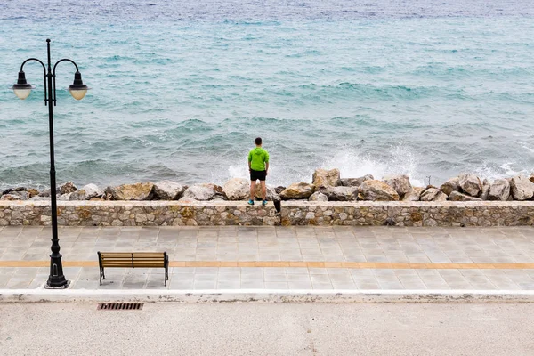 Şehir ilham verici deniz manzaralı seyir sokak üzerinde Runner — Stok fotoğraf