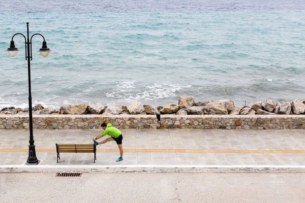 Egzersiz ve deniz kenarında caddenin üzerinde çalışan adam — Stok fotoğraf