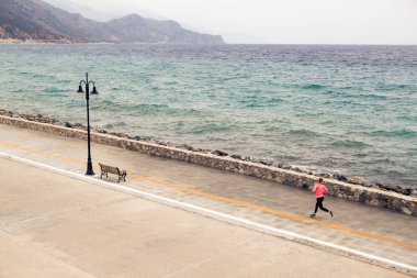 Mutlu kız seaside adlı caddenin üzerinde çalışan