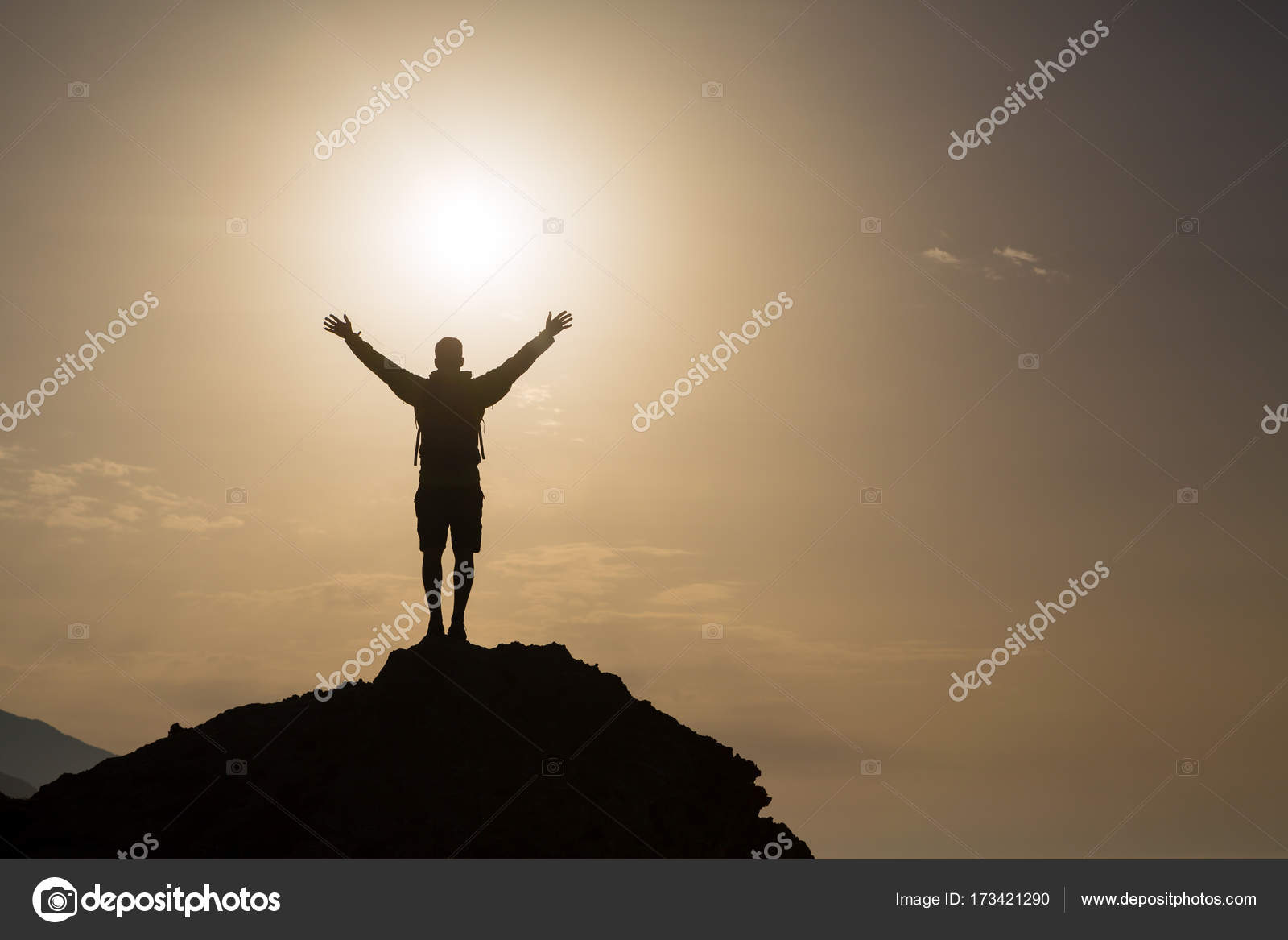 Man with arms outstretched celebrate mountains sunrise — Stock Photo