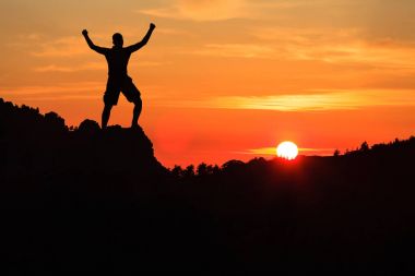 Adam günbatımı dağlarda tırmanma siluet hiking