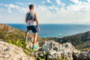 Runner bakarak trail ilham verici manzara