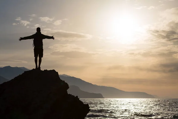 Adam uzanmış kolları olan dağlar sunrise kutlamak — Stok fotoğraf