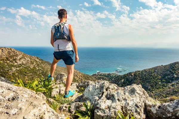 Trail runner tittar på inspirerande landskap — Stockfoto