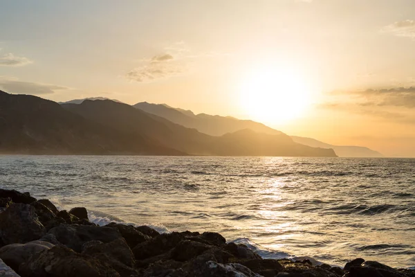 Inspiráló gyönyörű napfelkelte tájat, a tenger és a hegyek — Stock Fotó