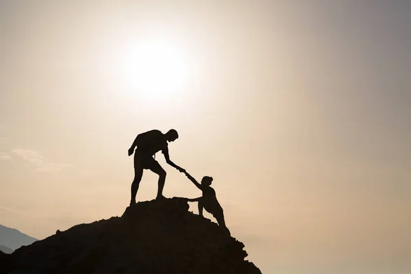 Teamwork Paar hilft Hand Vertrauen in inspirierende Berge — Stockfoto