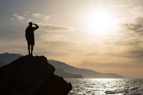 Senderismo silueta mochilero, hombre mirando el océano — Foto de Stock