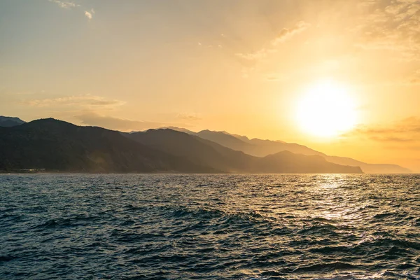 Inspiráló gyönyörű napfelkelte tájat, a tenger és a hegyek — Stock Fotó