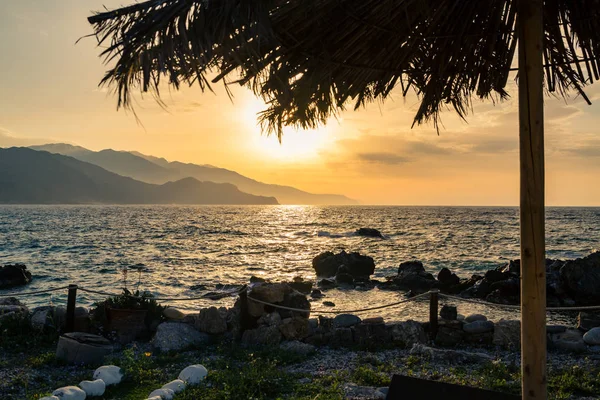 Τοπίο εμπνευσμένο όμορφη ανατολή του ηλίου στη θάλασσα και βουνά — Φωτογραφία Αρχείου