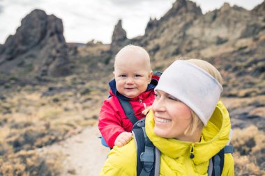 Mutlu anne küçük çocuk sırt çantası içinde seyahat ile